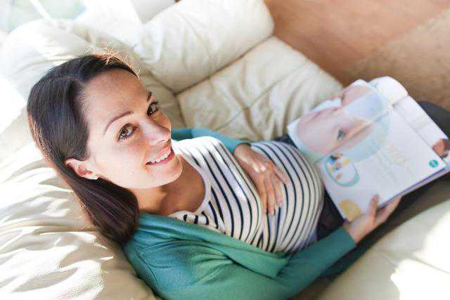采取深呼吸:当孕妇感到疼痛时,可以采取深呼吸的方法,帮助放松身体,减轻疼痛